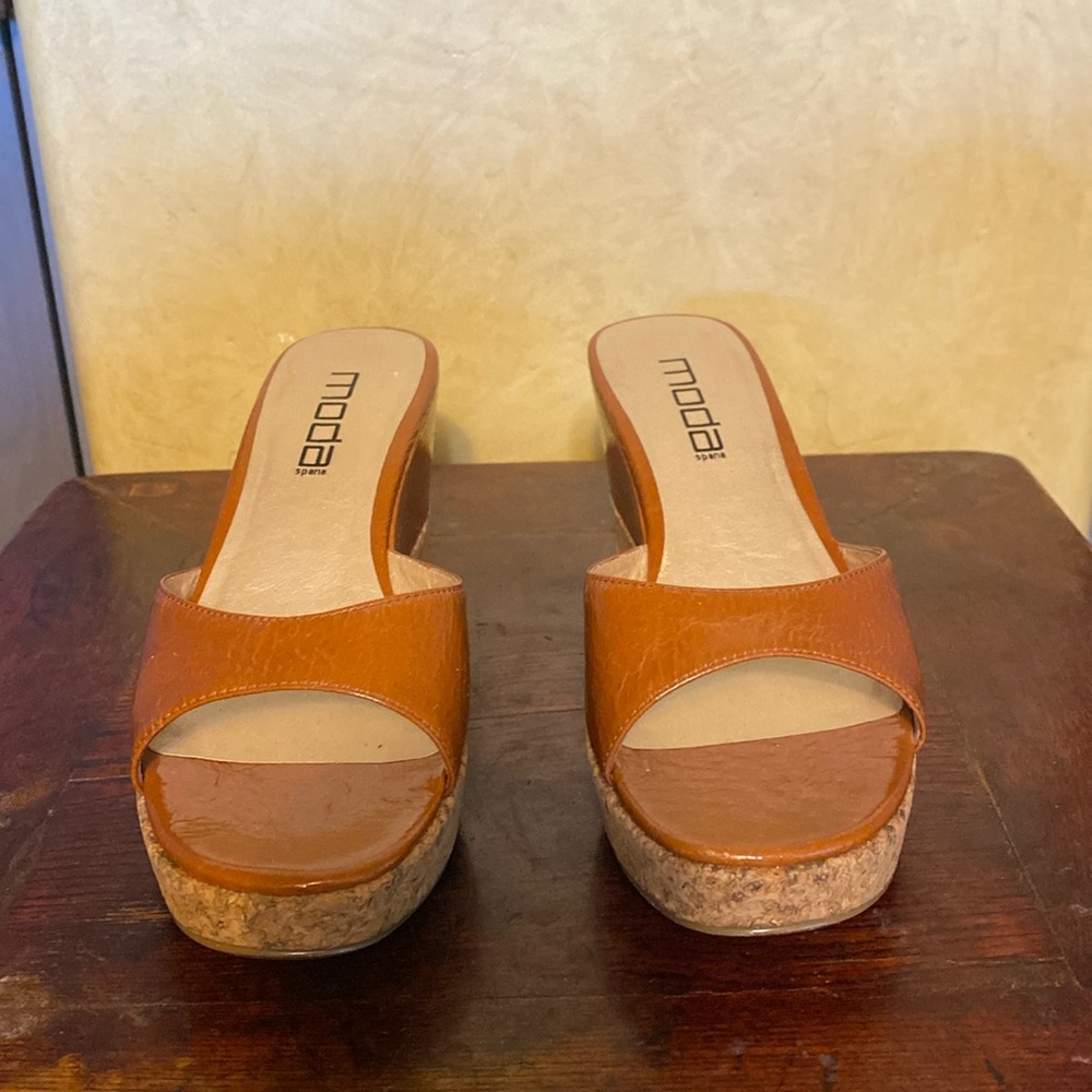 Moda Lisbon Wedge Sandal size 8 in curry patent leather